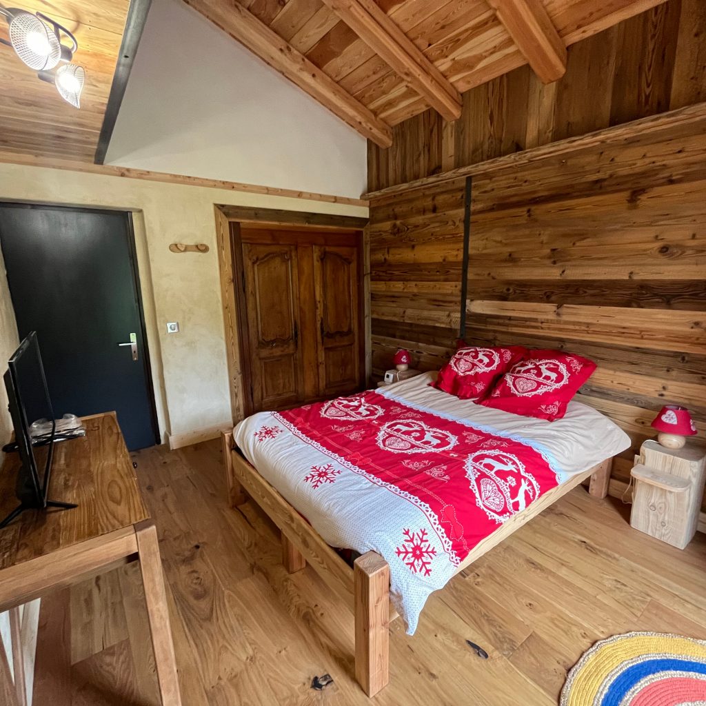 chambre 1 - lit et housse de couette rouge