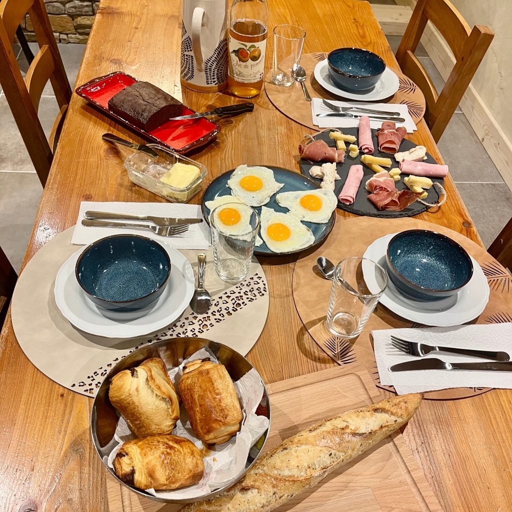 petit déjeuner - gâteau au chocolat - oeufs au plats- viennoiseries