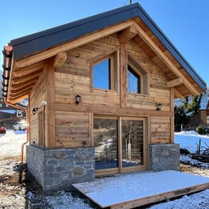 vue face chalet - terrasse avec ciel bleu