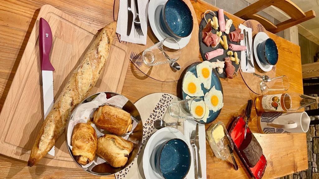 petit déjeuner - oeufs - viennoiseries - charcuterie