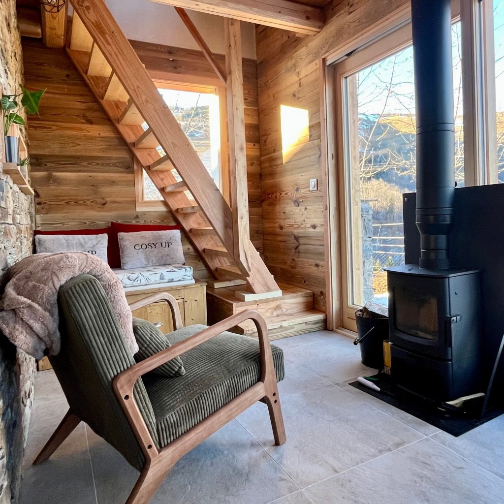 salon chalet - fauteuil vert - escalier