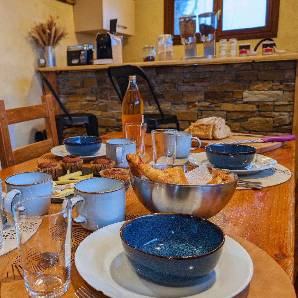 petit déjeuner - vaisselle - viennoiserie - jus de pomme