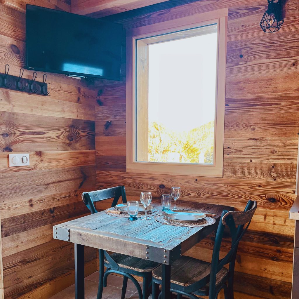 table dressée dans l'écrin sauvage